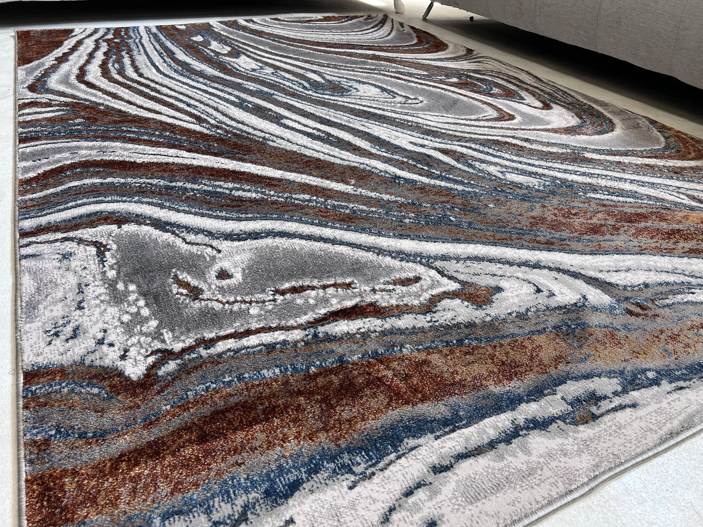 Chromatic Transformation: Foldable Flat Weave Area Rug with Shifting Hue