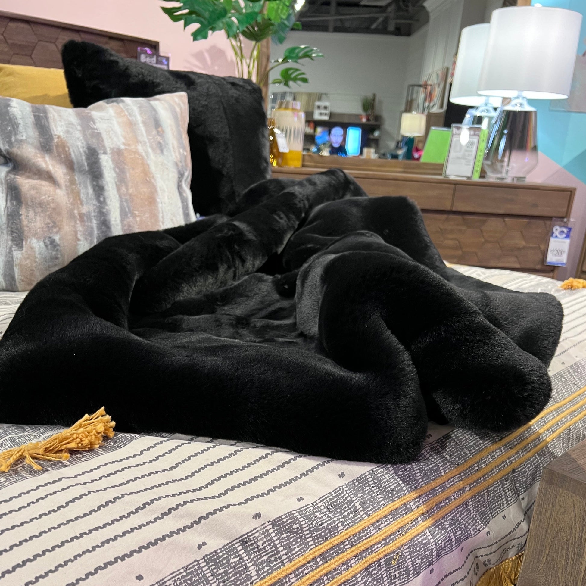 Chinchilla Faux Fur Throw Blanket Black