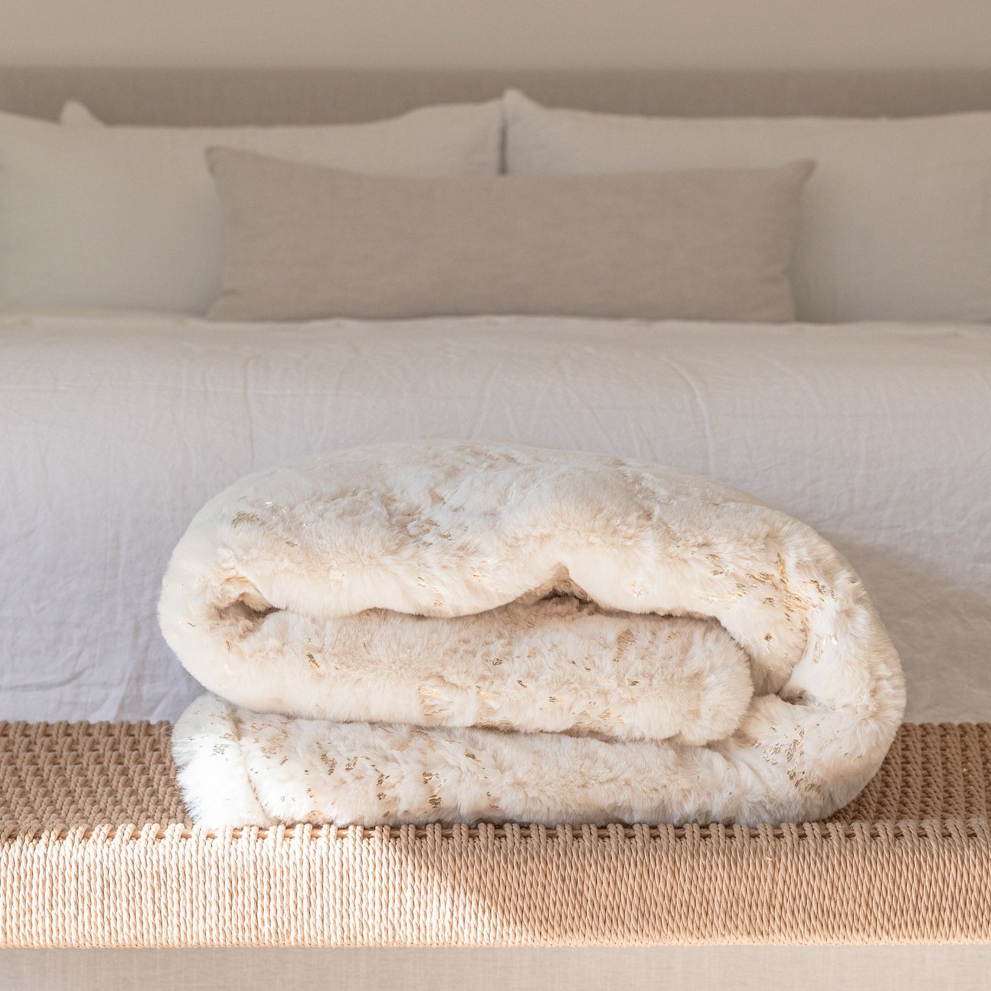 Golden Faux Fur Shine Cozy Shimmery Soft Fuzzy Blanket/ Coverlet/ Quilt/ Throw/ Bedspread/ BedcoverGolden Faux Fur Shine Cozy Shimmery Soft Fuzzy Blanket/ Coverlet/ Quilt/ Throw/ Bedspread/ Bedcover