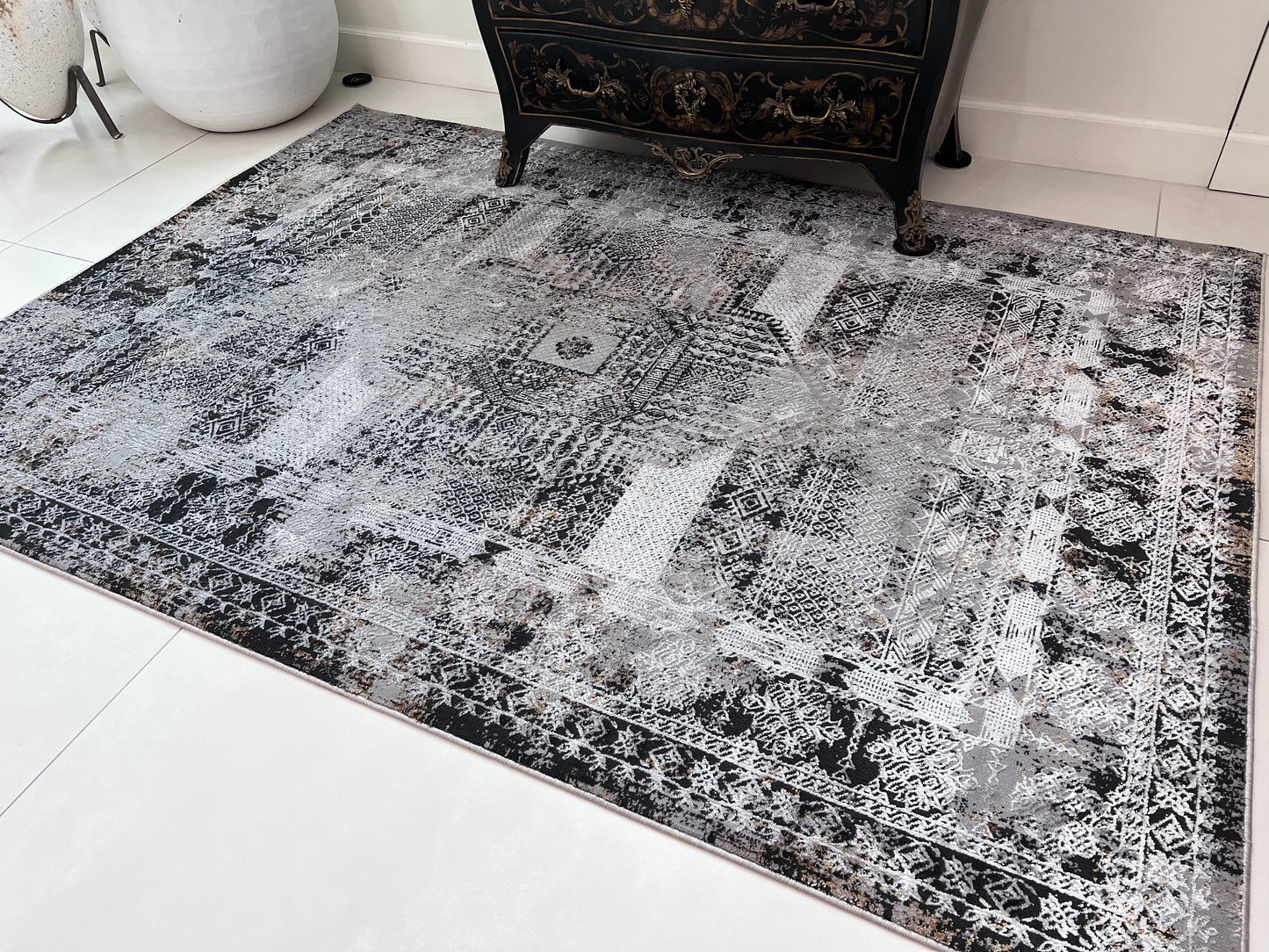 Chromatic Elegance: Foldable Flat Weave Area Rug with Shifting Hues