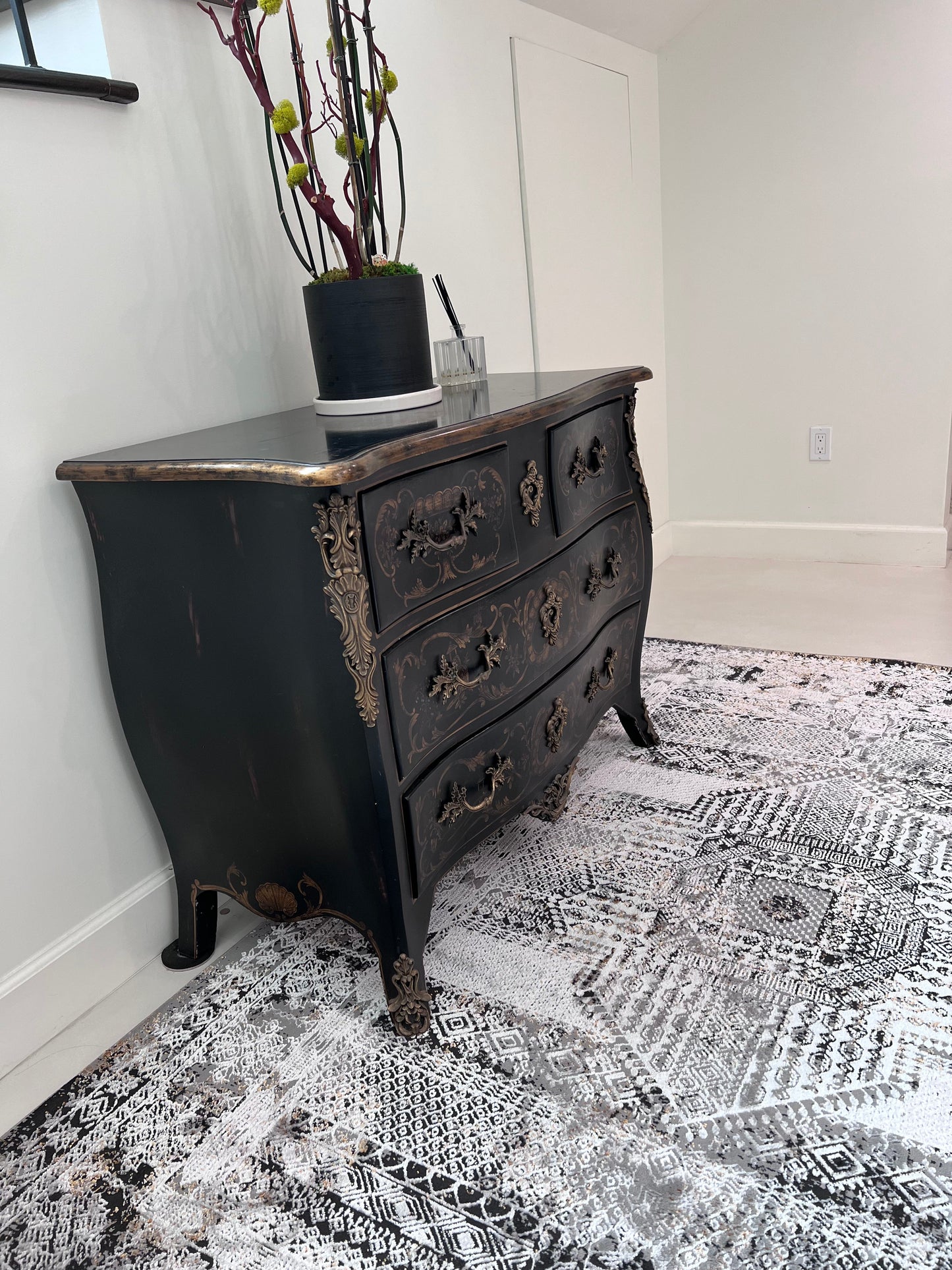 Chromatic Elegance: Foldable Flat Weave Area Rug with Shifting Hues