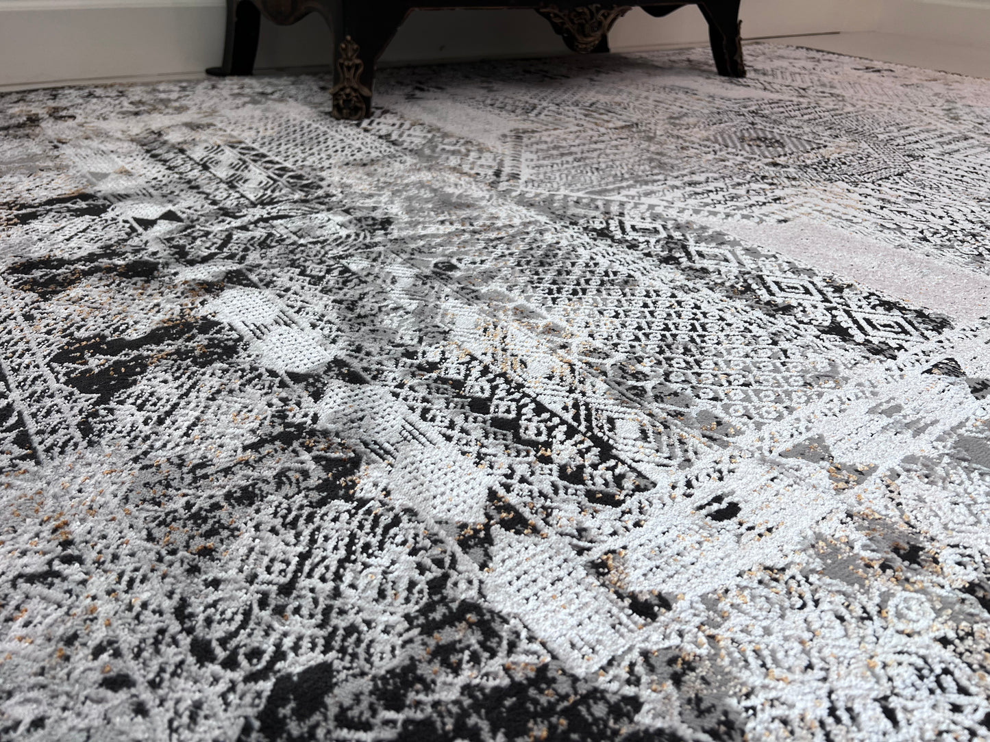 Chromatic Elegance: Foldable Flat Weave Area Rug with Shifting Hues