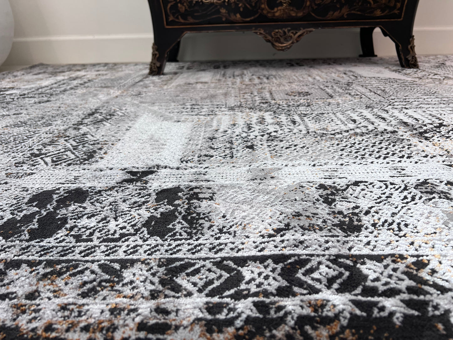 Chromatic Elegance: Foldable Flat Weave Area Rug with Shifting Hues