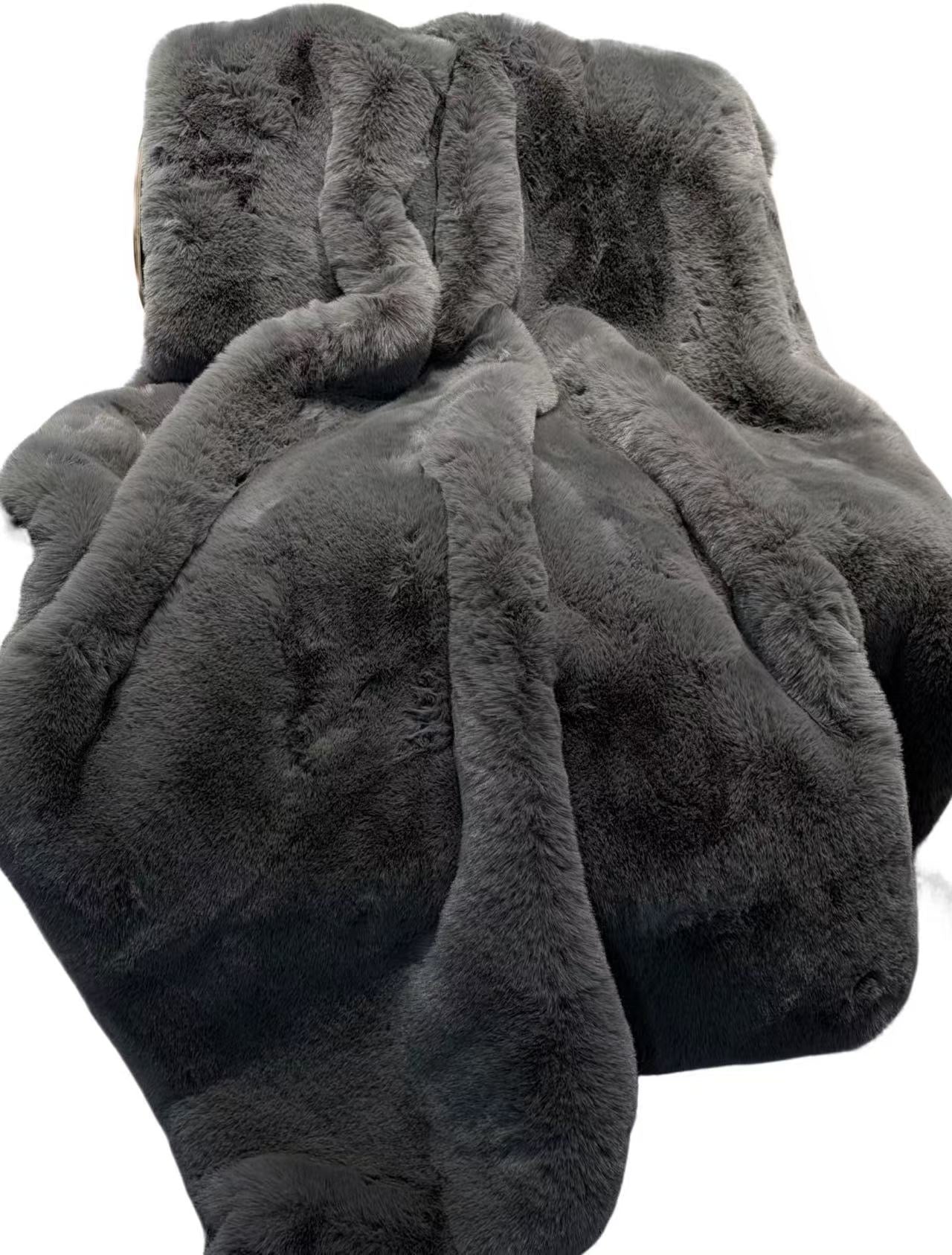 Luxe Smokey Gray Chinchilla Faux Fur Throw Blanket – Ultra-Soft Plush Warmth