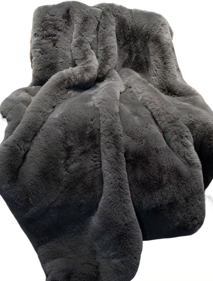 Luxe Smokey Gray Chinchilla Faux Fur Throw Blanket – Ultra-Soft Plush Warmth