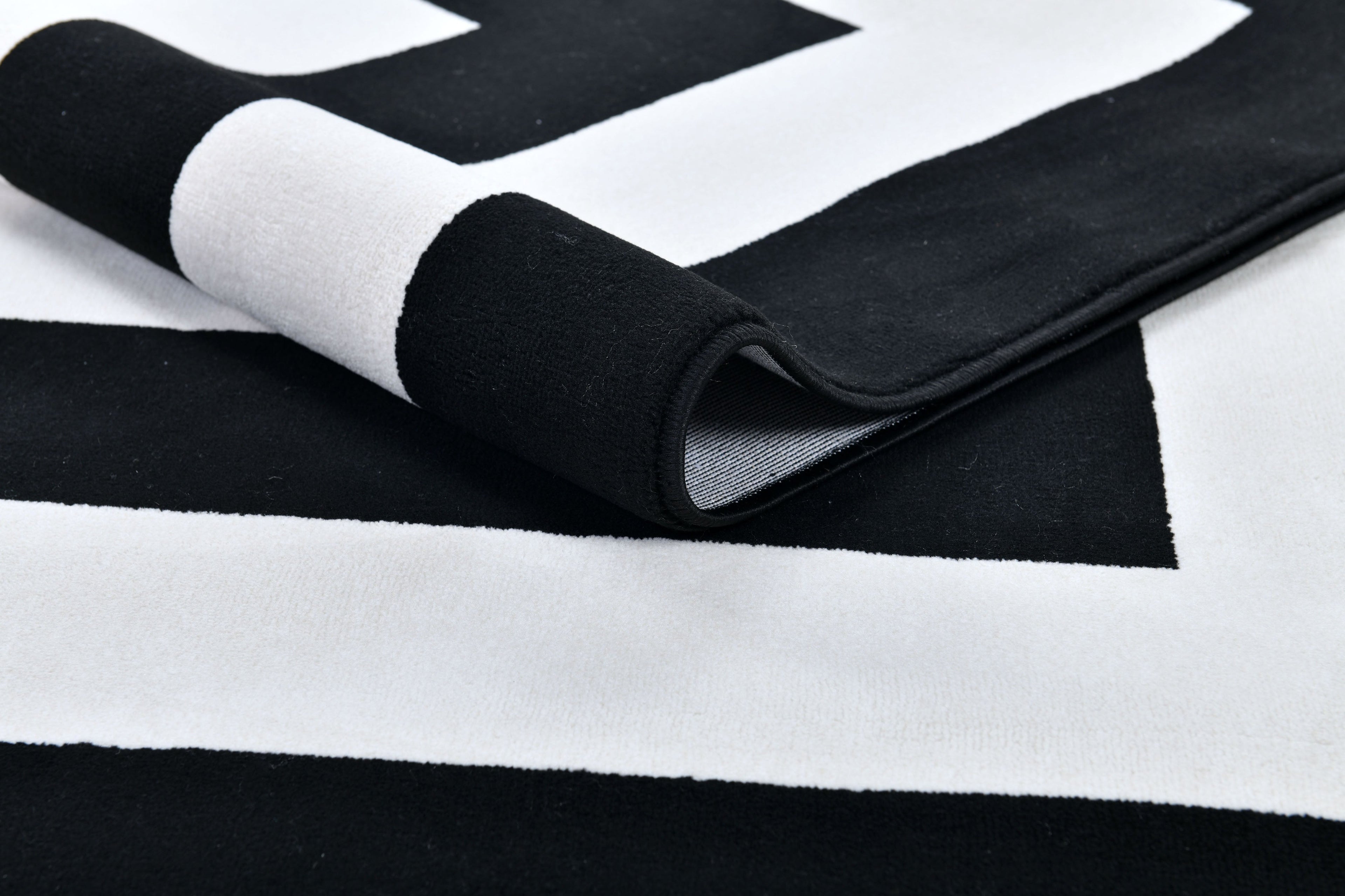 Black & White Geometric Square Area Rug – Soft Texture, Modern Design - Z341A (POL811)