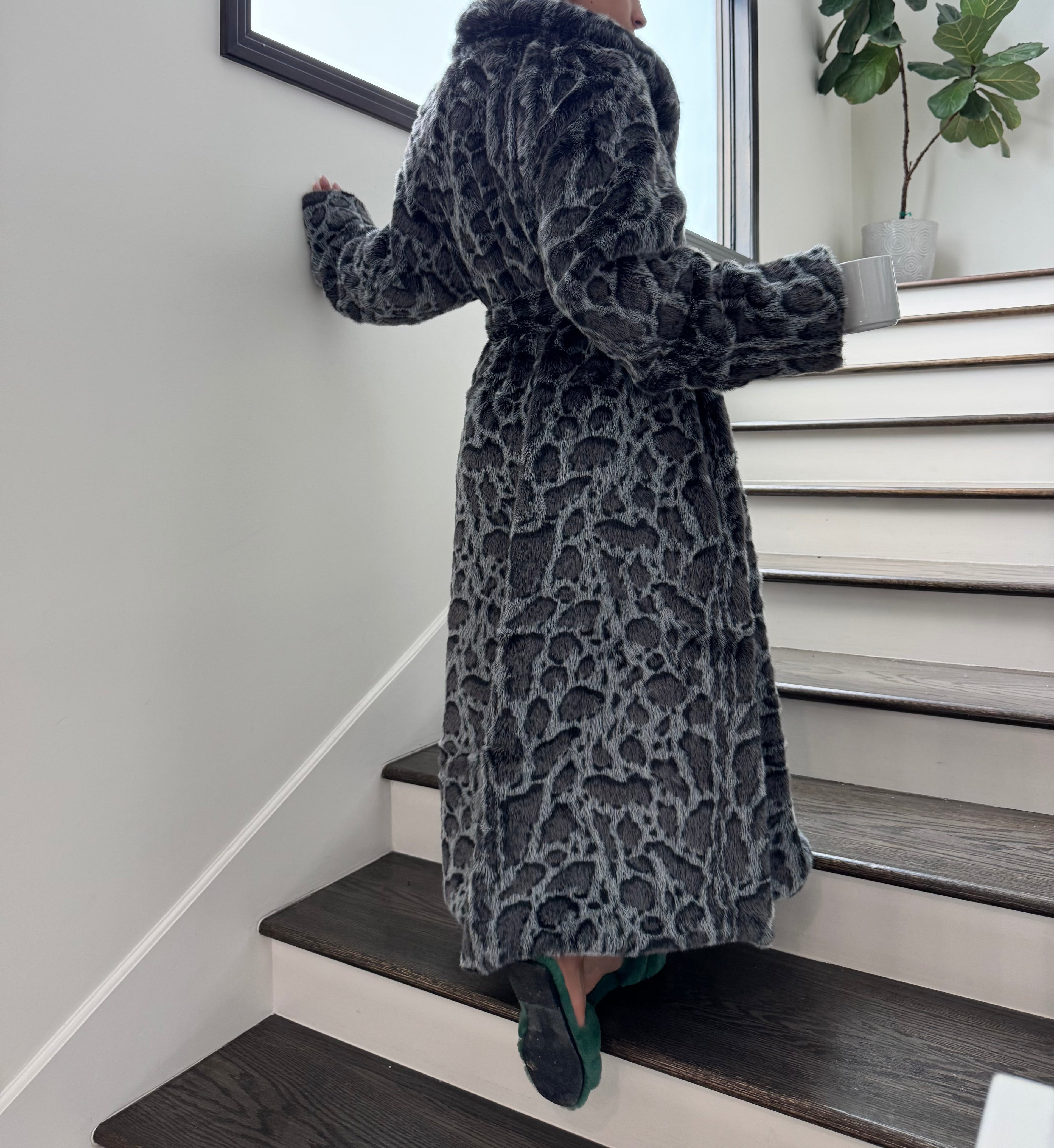 Elegant Luxurious Soft Faux Mink Robe – Indoor/Outdoor Wear, Unisex - MINKO 12 Black Leopard