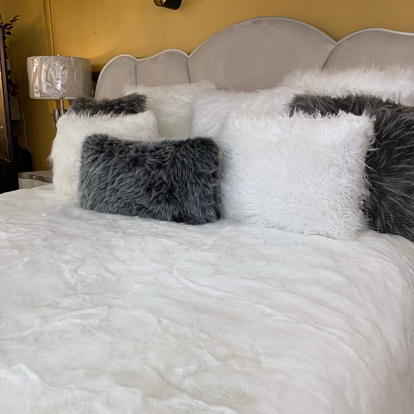 Soft Cozy Faux Fur Blanket/Coverlet/ Quilt/Bedcover/Throw in Off White