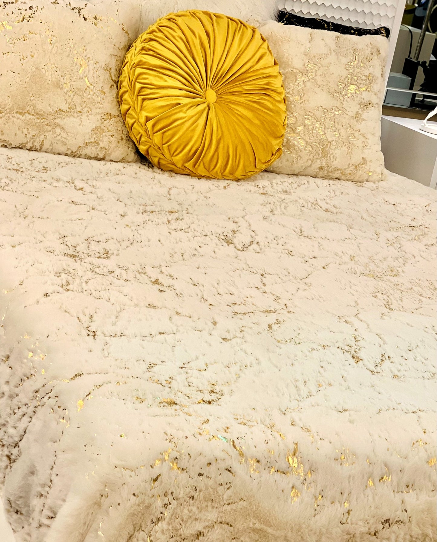 Golden Faux Fur Shine Cozy Shimmery Soft Fuzzy Blanket/ Coverlet/Quilt Cal King/Eastern King