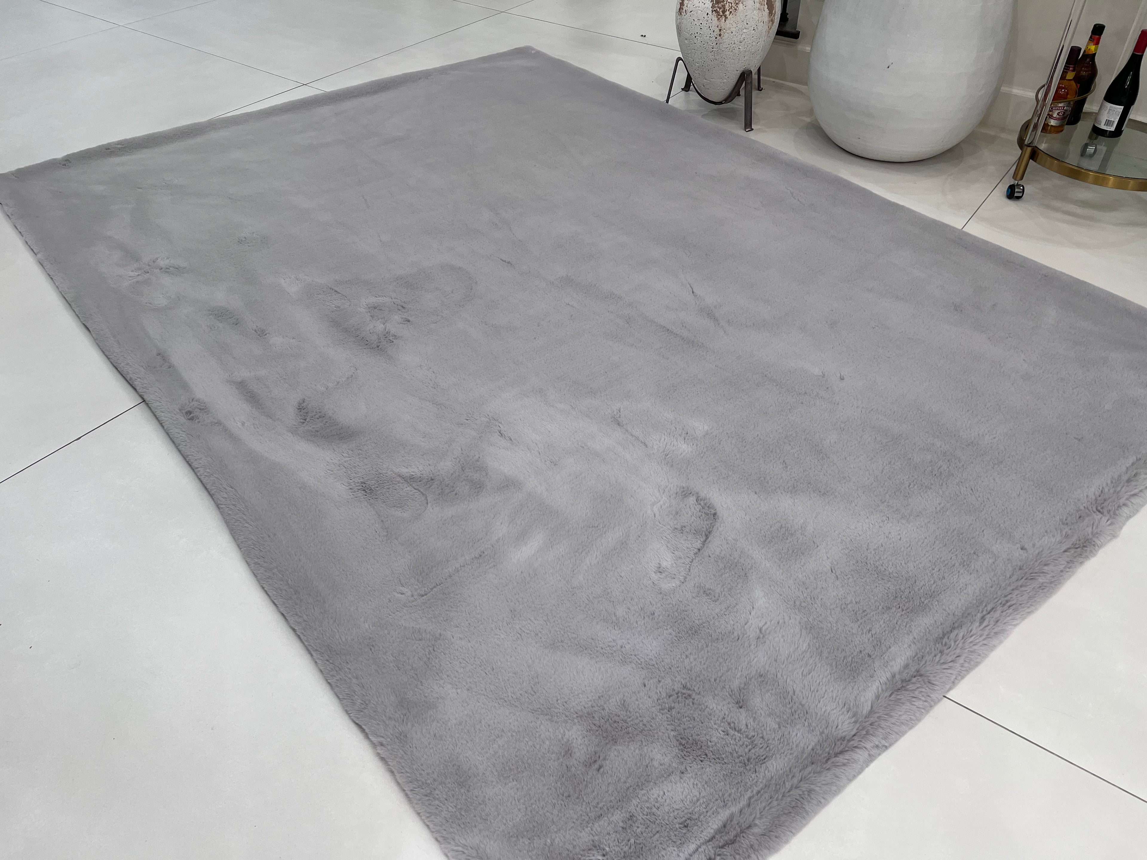 Bella Rug Collection: Soft and Luxurious Modern Polyester Rug