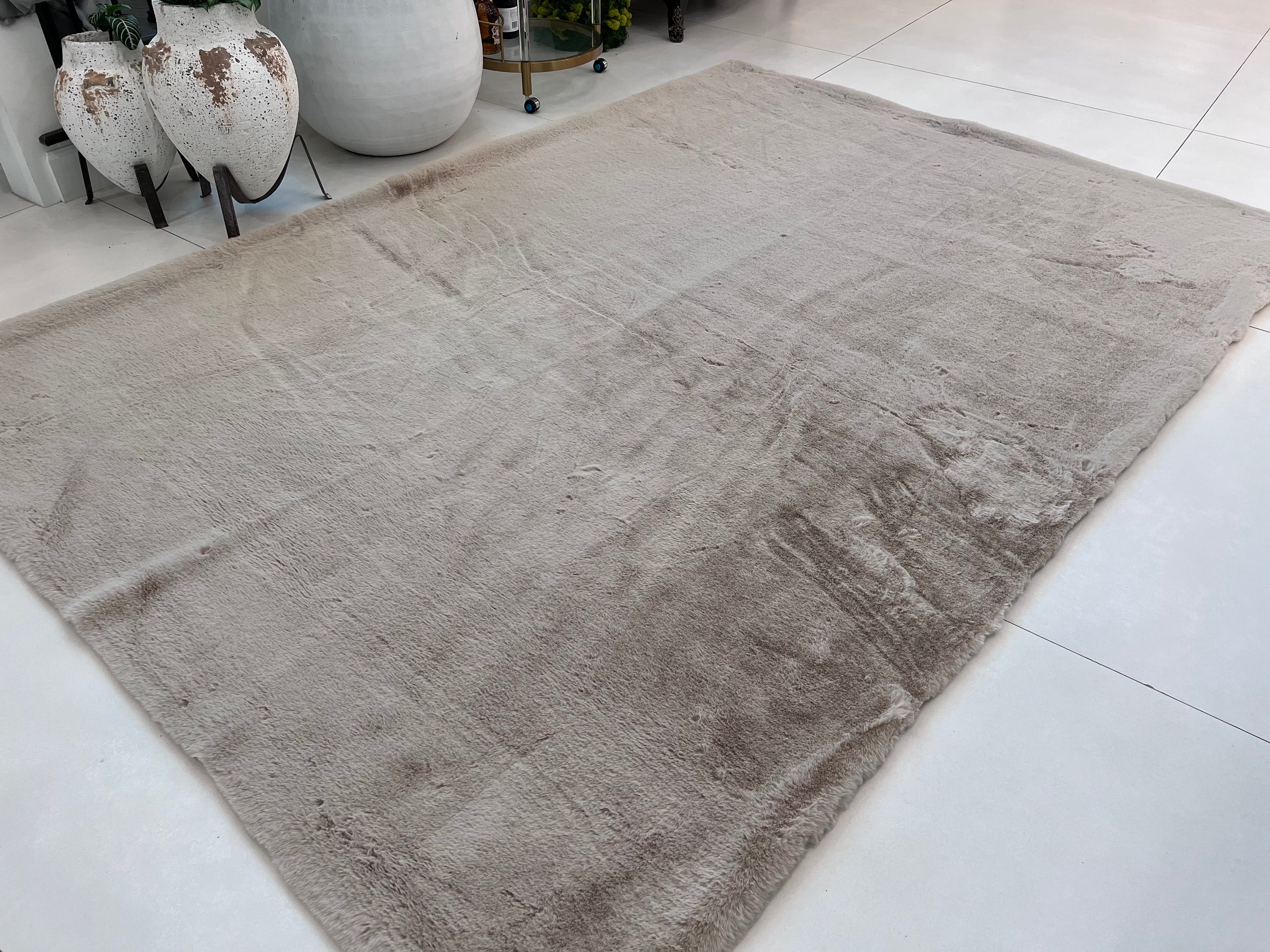 Bella Rug Collection: Soft and Luxurious Modern Polyester Rug