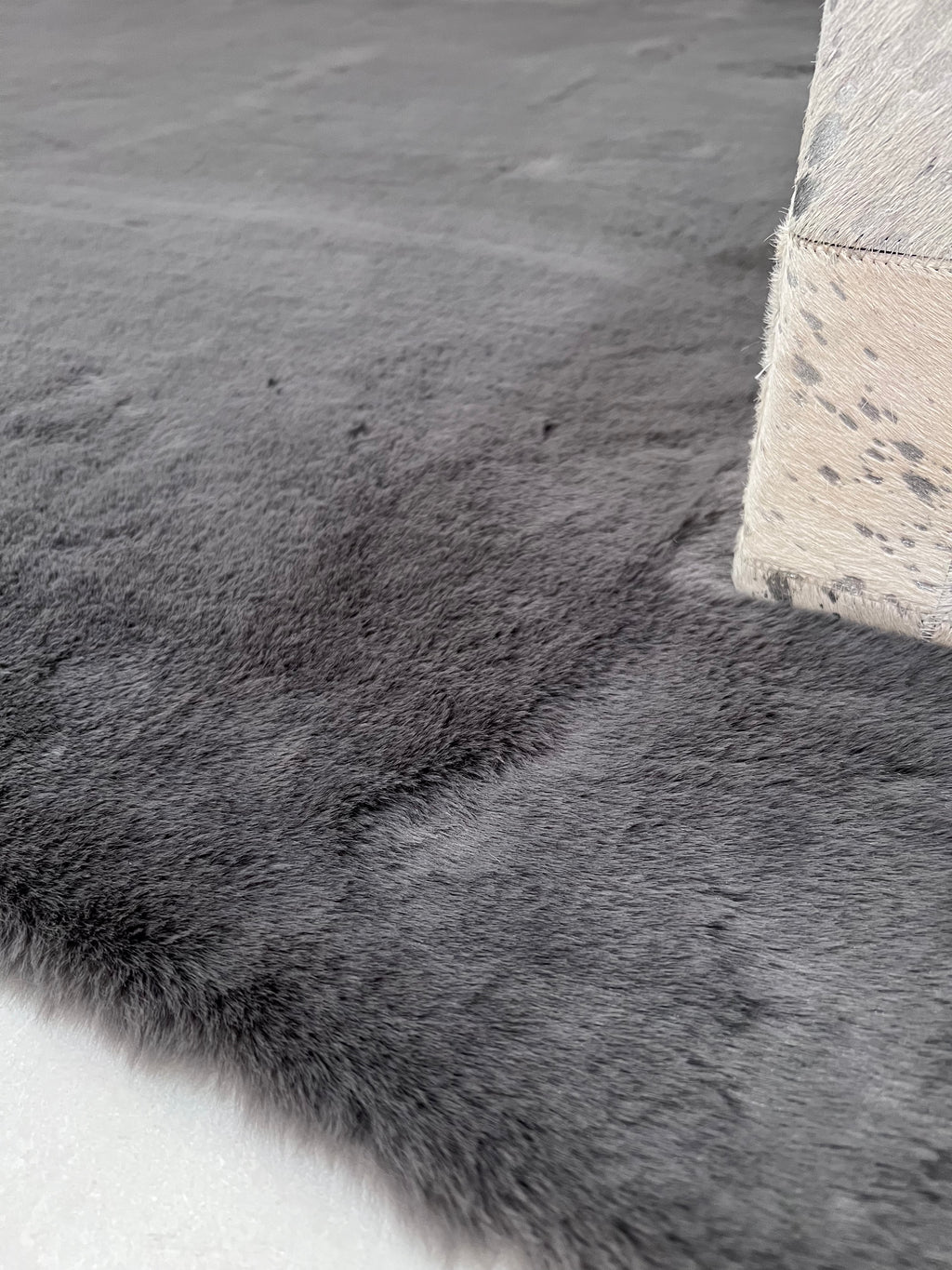 Bella Rug Collection: Soft and Luxurious Modern Polyester Rug