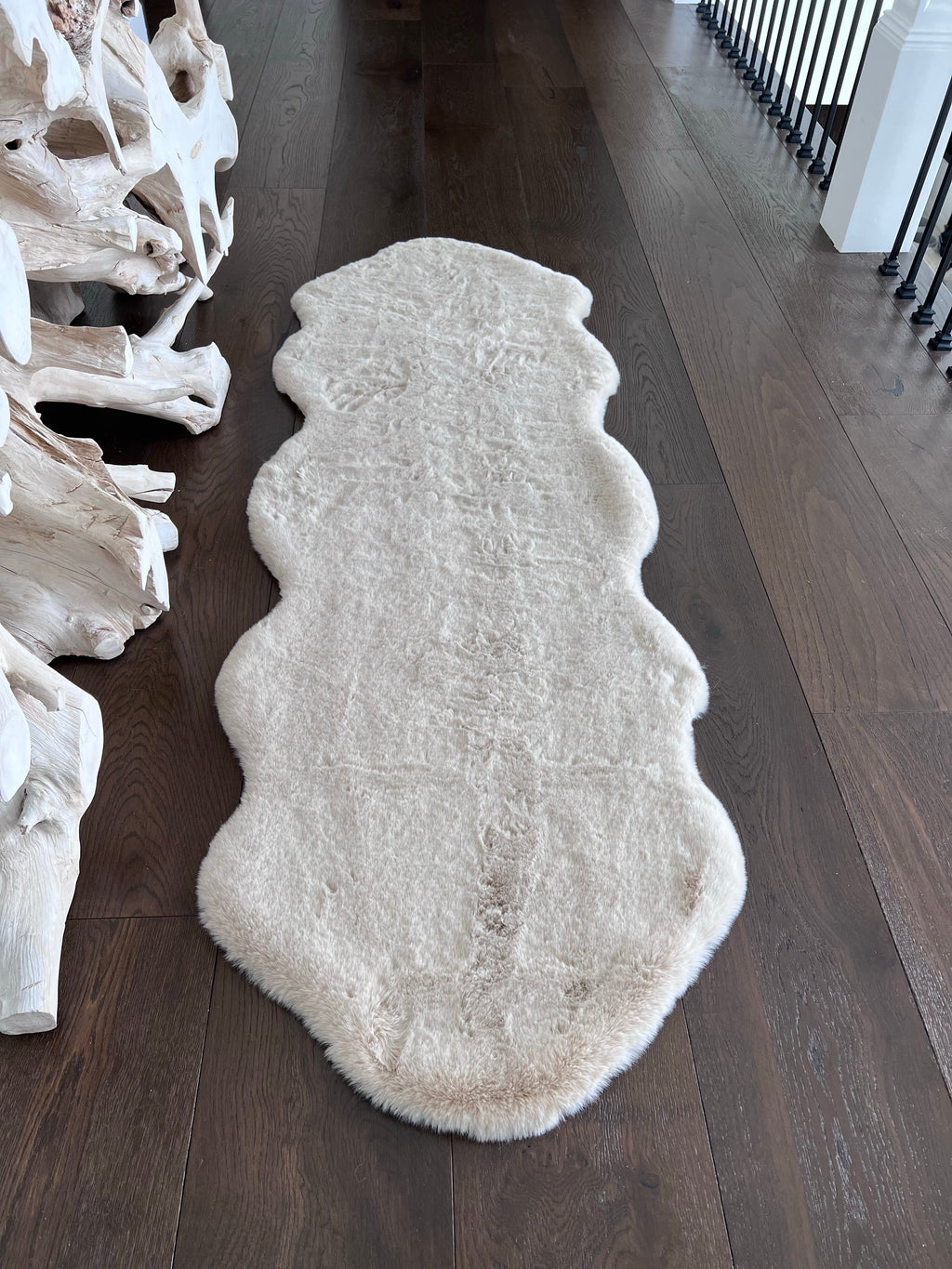 Bella Rug Collection: Soft and Luxurious Modern Polyester Rug