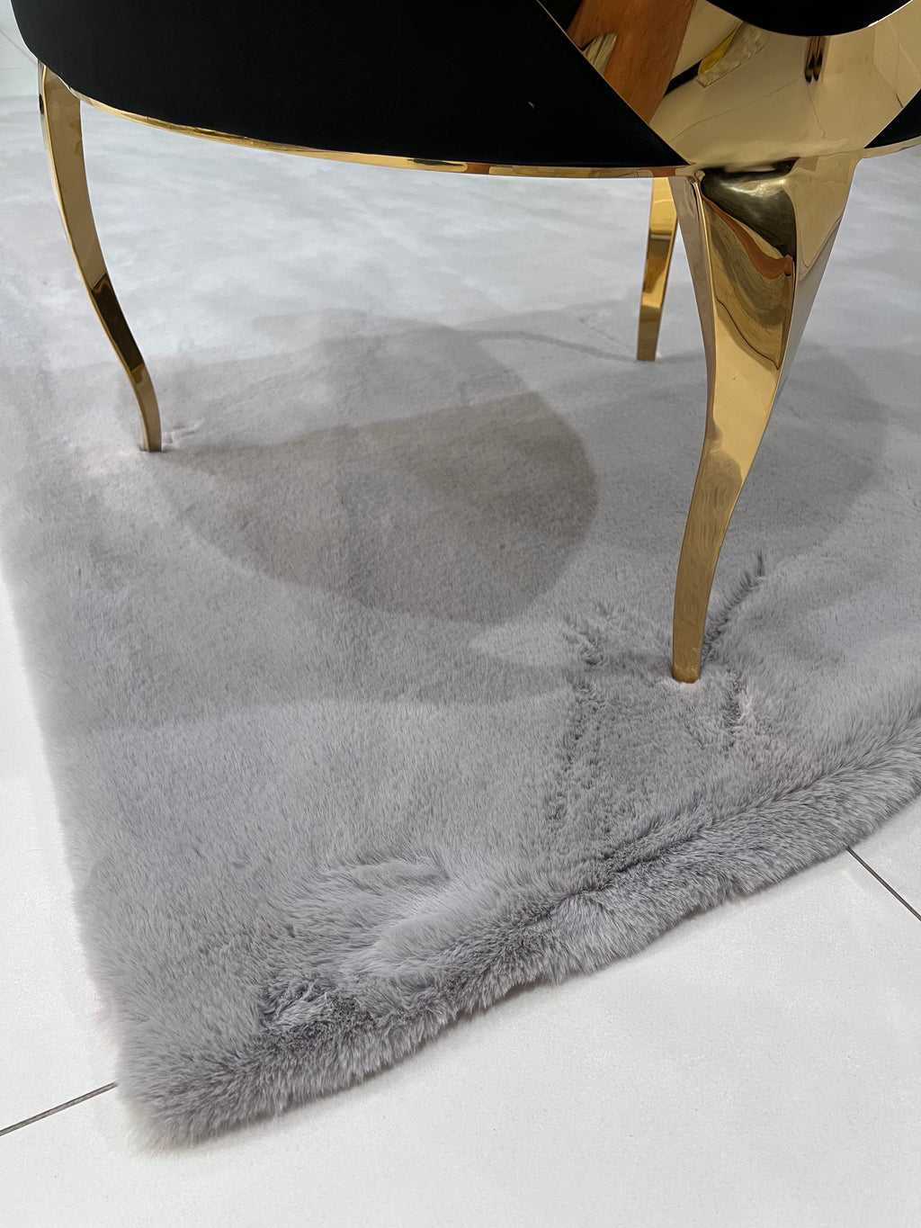 Bella Rug Collection: Soft and Luxurious Modern Polyester Rug