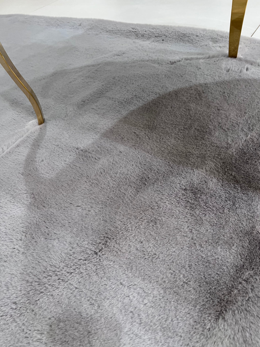 Bella Rug Collection: Soft and Luxurious Modern Polyester Rug