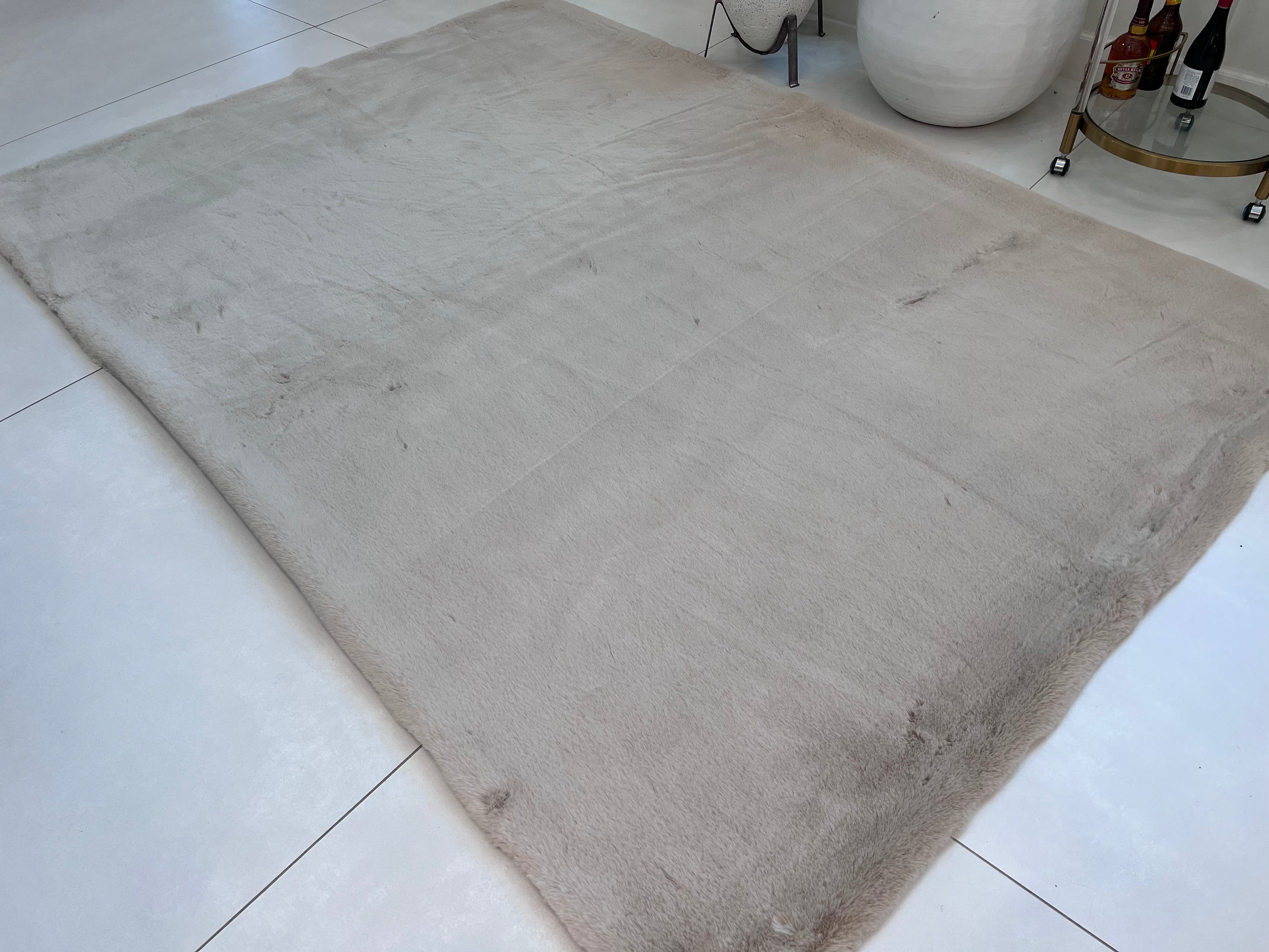 Bella Rug Collection: Soft and Luxurious Modern Polyester Rug