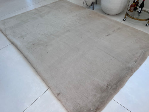 Bella Rug Collection: Soft and Luxurious Modern Polyester Rug