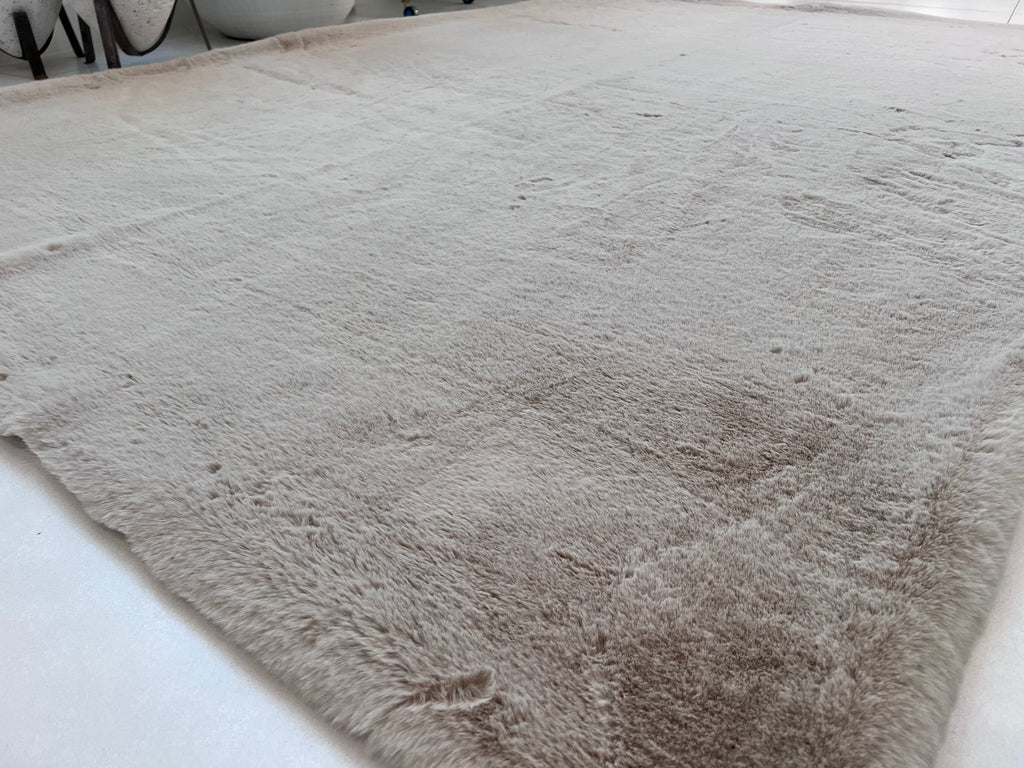 Bella Rug Collection: Soft and Luxurious Modern Polyester Rug